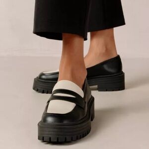 SVEGAN Mask Vegan Leather Platform Lug Loafer Black Ivory Chunky UOF Size 5